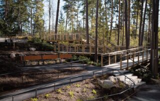 Markarbete av utemiljö i Uppsala. Byggnation av ramp på skola av Markax, tillsammans med finplanering av ytskikt - asfalt och plattor