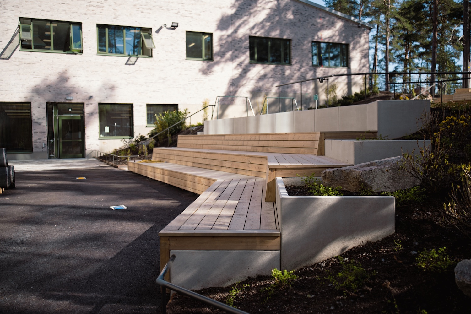 032-Etage Markarbete av utemiljö i Uppsala. Stenmur och sittbänk gjort av Markax, tillsammans med finplanering av ytskikt - asfalt och plattor