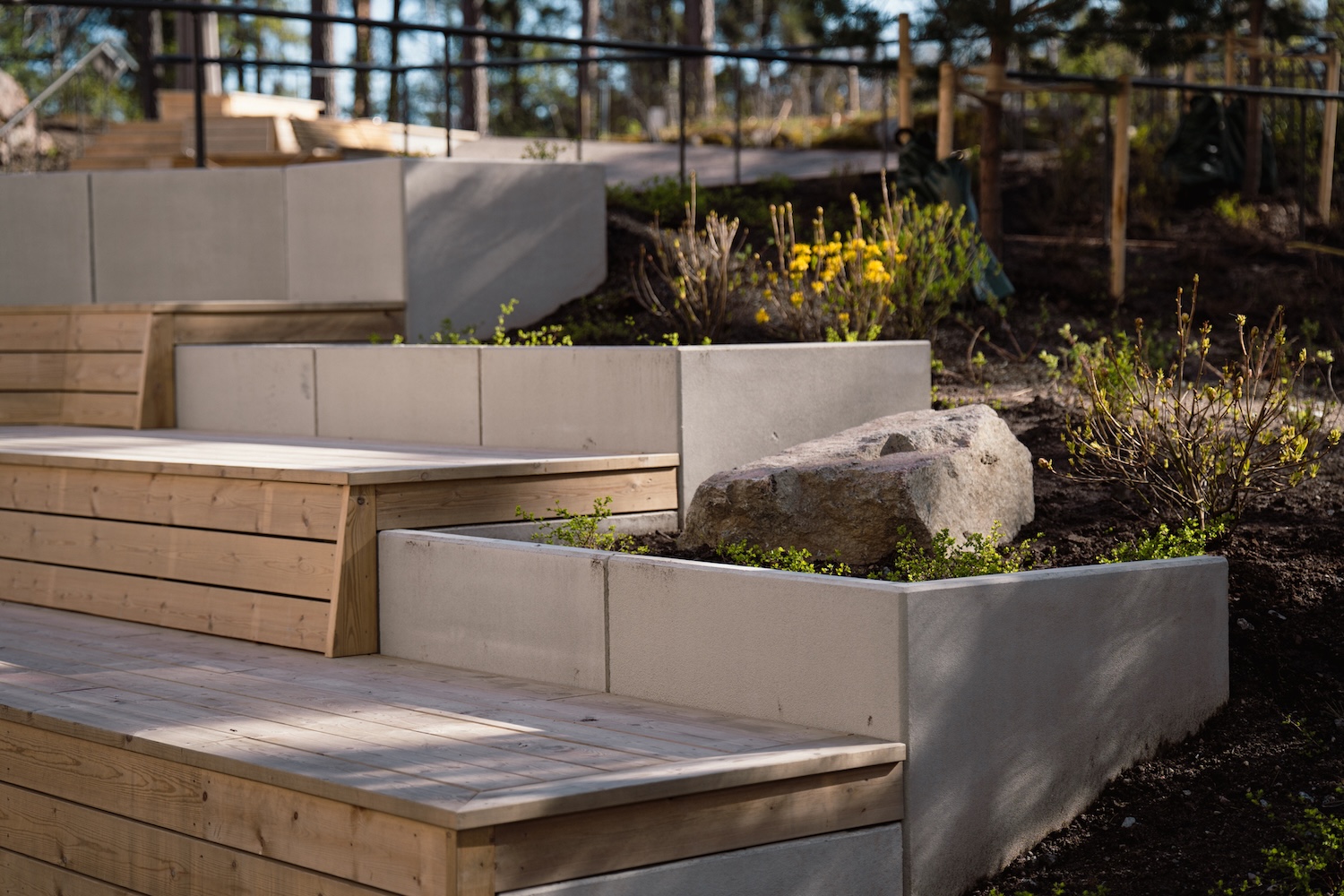 042-Plantering Markarbete av utemiljö i Uppsala. Stenmur och sittbänk gjort av Markax