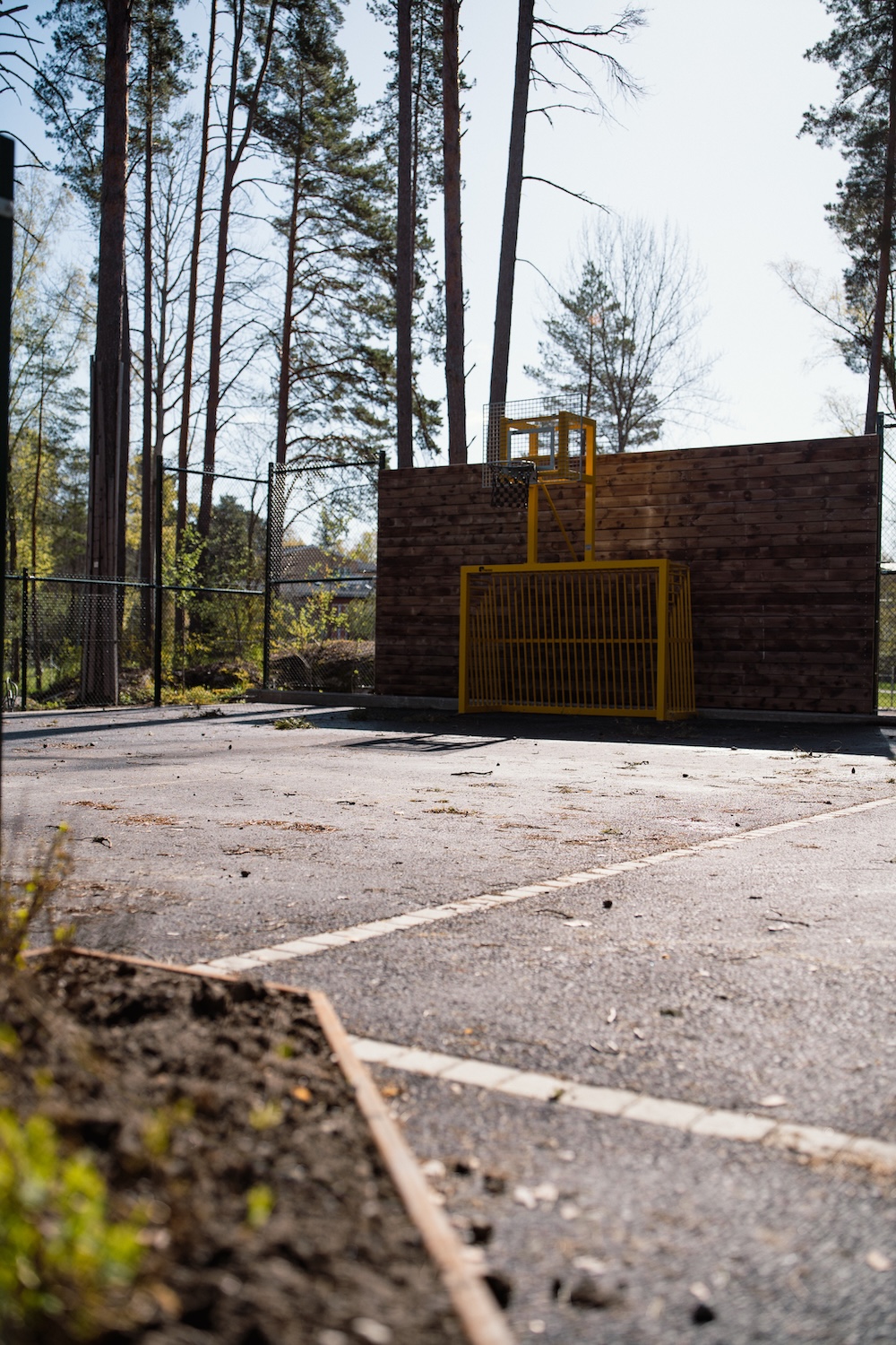 Asfaltering av lekplats utanför skola i Uppsala. Finplaneringsarbete av Markax.