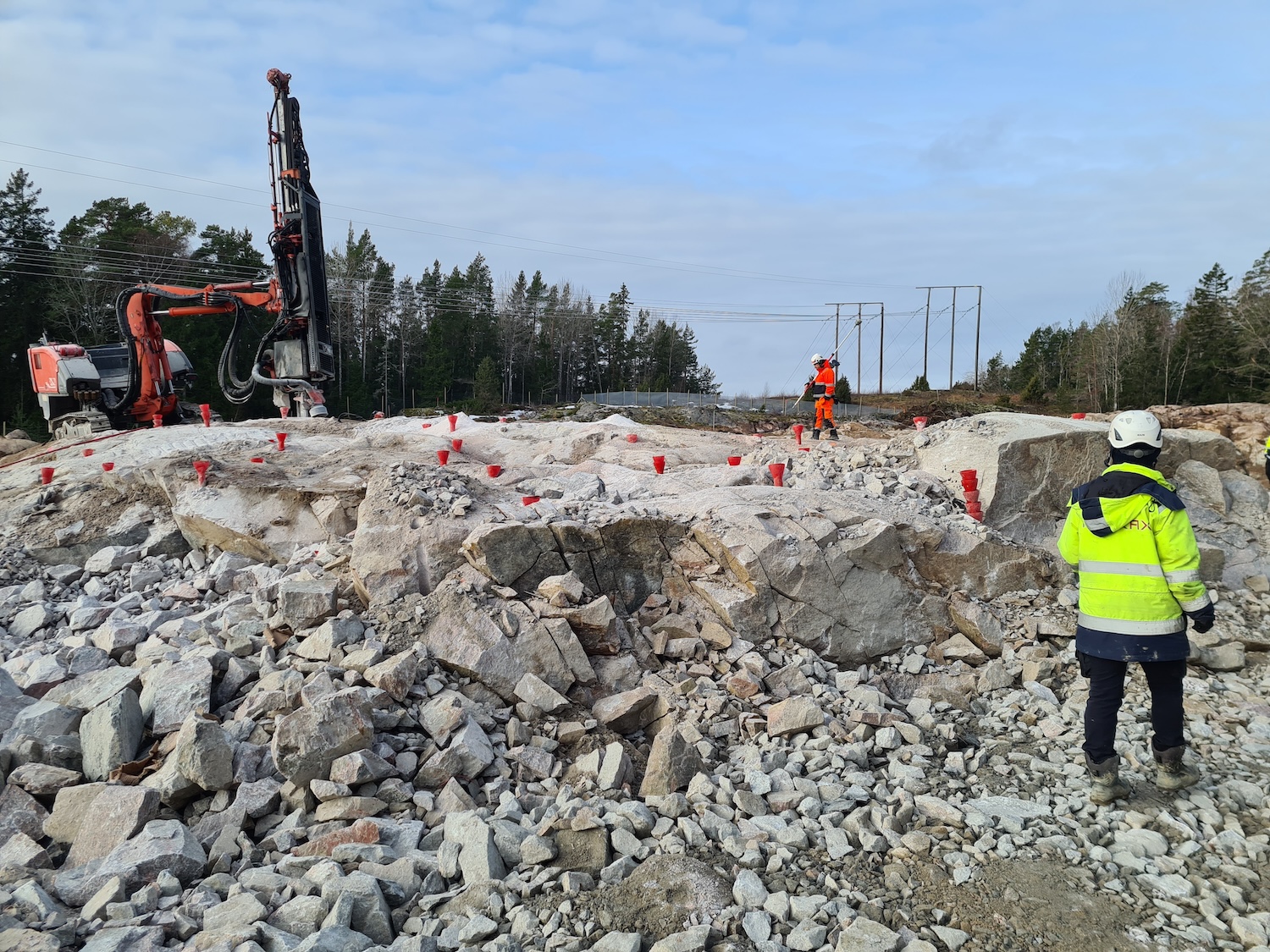 20240229_101516 Spängning av sten och berg. Projekt Kabelförläggning Gävle, Ersbo-Stackbo, 130kV, projekt av Markax, schaktning och ledningsarbeten, bergspräckning och stenspräckning
